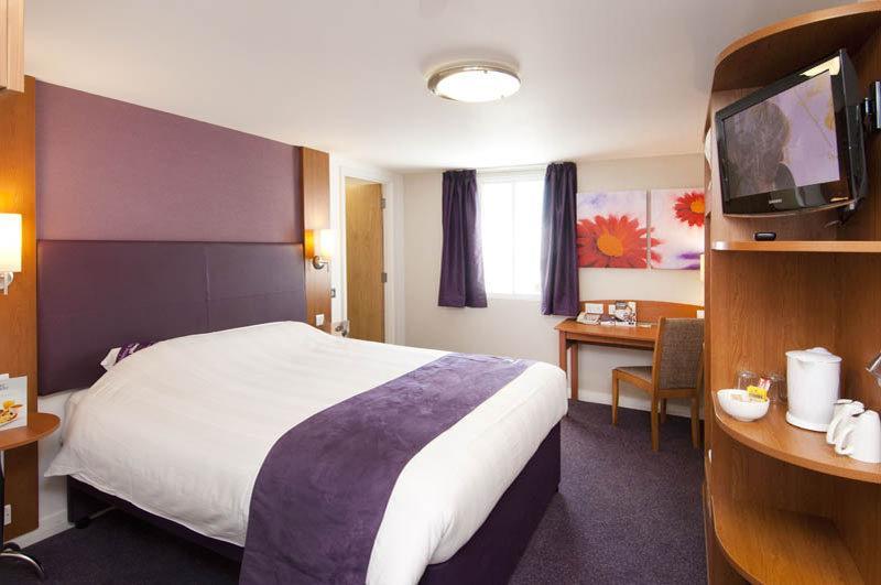 Premier Inn Premier Inn Bagshot Exterior foto