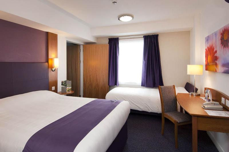Premier Inn Premier Inn Bagshot Exterior foto