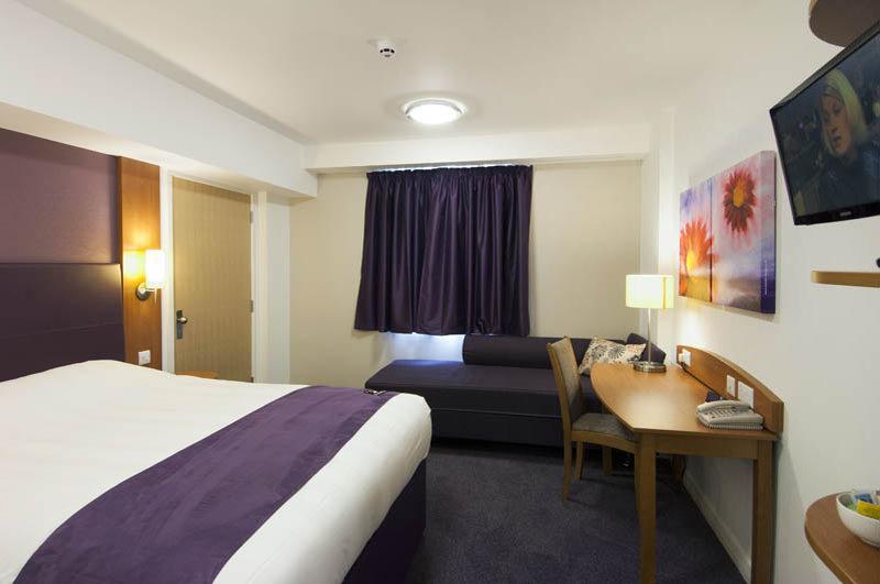 Premier Inn Premier Inn Bagshot Exterior foto